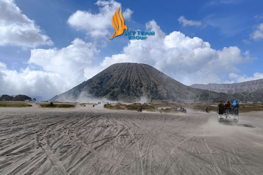 Jeep di Lautan Pasir